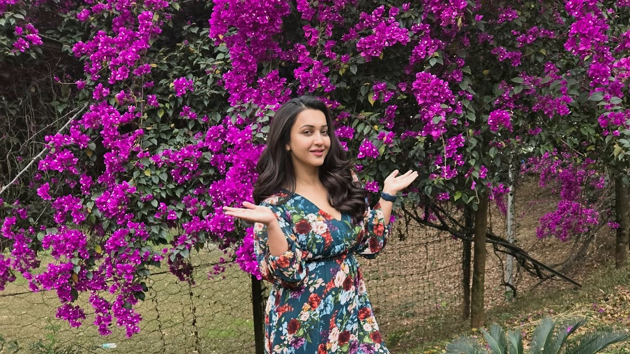 বাগান বিলাসে কৌশানী মুখার্জি, সামাজিক মাধ্যমে মুগ্ধতা ছড়ালেন ভক্তদের মাঝে