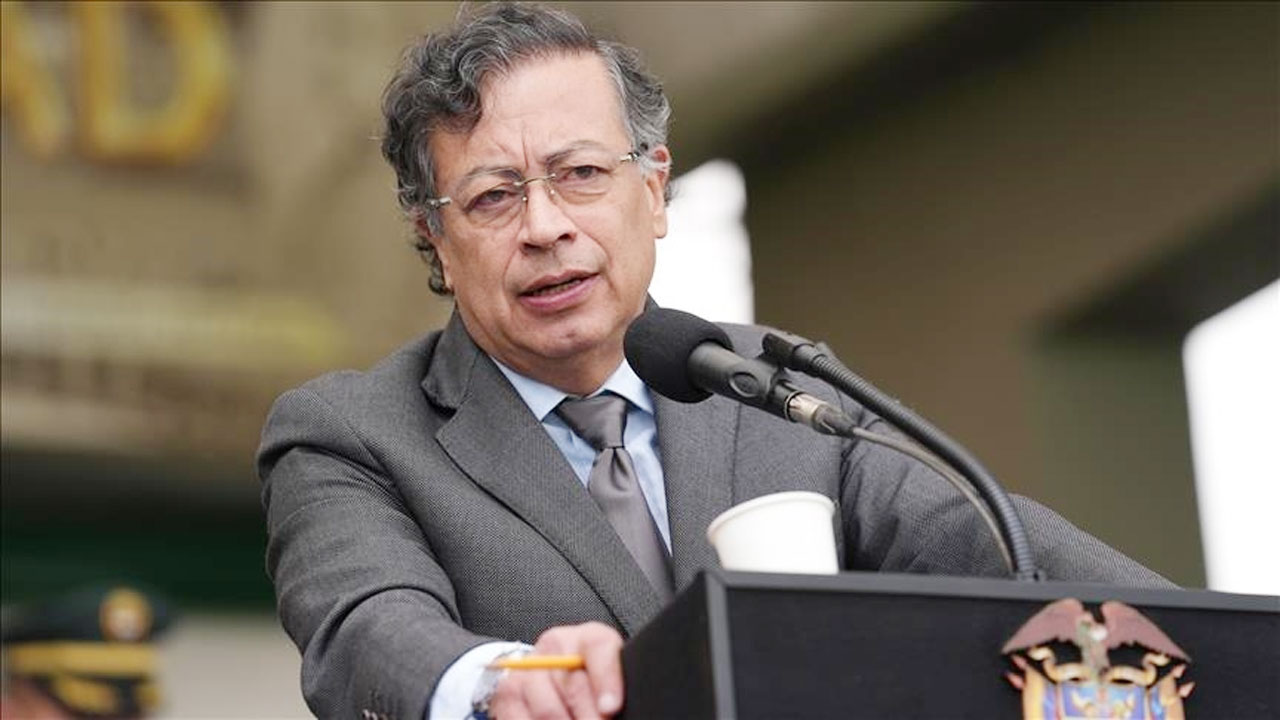 যুক্তরাষ্ট্রের নিষেধাজ্ঞায় কলম্বিয়ার প্রেসিডেন্ট গুস্তাভো পেত্রো ও তার পরিবার