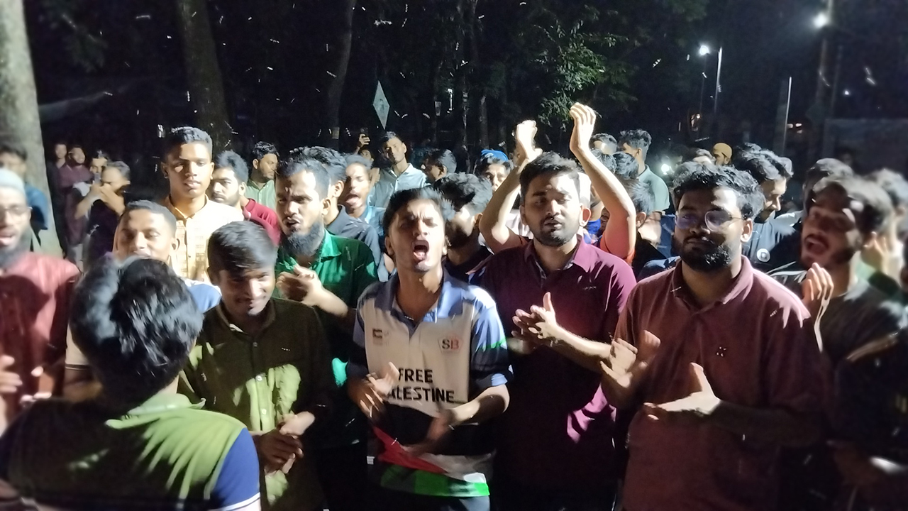 মধ্যরাতে রাজশাহী বিশ্ববিদ্যালয়ে শিক্ষার্থীদের বিক্ষোভ