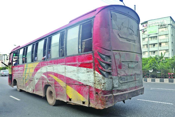গণপরিবহনে নৈরাজ্য চরমে ♦ নির্ধারিত সময়ের আগেই ঢুকছে ট্রাক ♦ চলছে অননুমোদিত পরিবহন ♦ লক্কড় ঝক্কড় বাসের আধিক্য