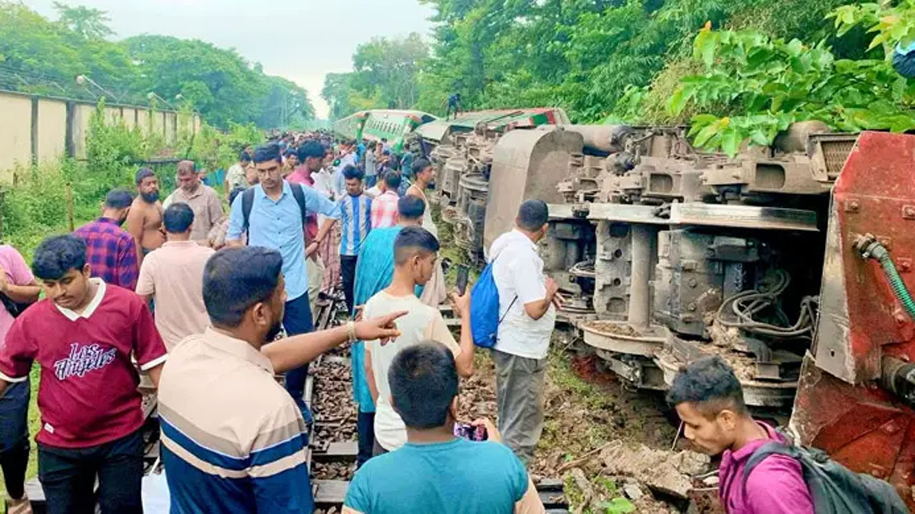 সিলেটে ‘উদয়ন এক্সপ্রেস’ লাইনচ্যুত, সারাদেশের সাথে রেল যোগাযোগ বন্ধ সিলেটের মোগলাবাজারে ‘উদয়ন এক্সপ্রেস’ ট্রেন লাইনচ্যুত হয়ে সারাদেশের সাথে সিলেটের রেল যোগাযোগ বন্ধ রয়েছে।