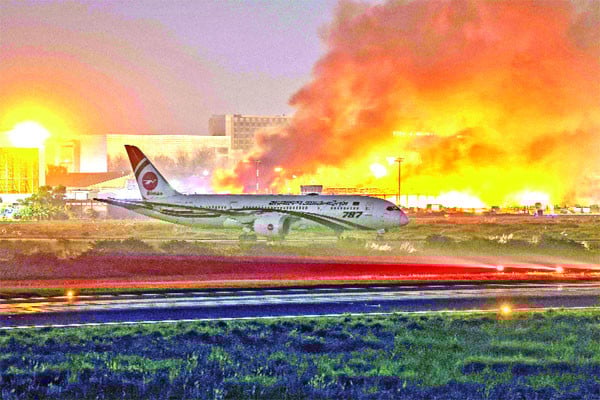 বিমানবন্দরে ভয়াবহ আগুন ♦ স্বচ্ছ তদন্তের আহ্বান তারেক রহমানের ♦ নিয়ন্ত্রণে যোগ দেয় ফায়ার সার্ভিস সেনা নৌ ও বিমানবাহিনী পুলিশ র‌্যাব বিজিবি আনসার ♦ ফায়ার ফাইটারসহ অর্ধশতাধিক আহত ♦ বিমান ওঠানামা কয়েক ঘণ্টা বন্ধ ভোগান্তিতে বিদেশগামী যাত্রীরা