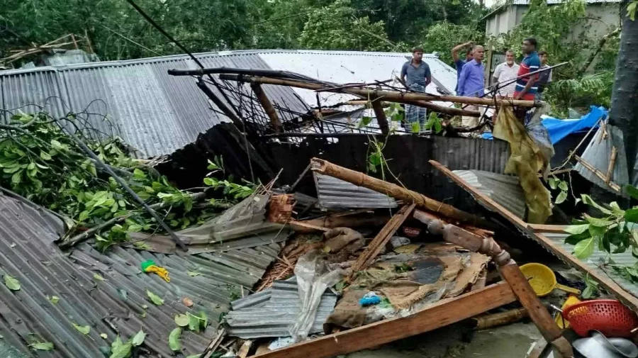 Tornado destroys over 500 houses in Nilphamari, injures 30 Fallen trees blocked the Kishoreganj road, halting traffic for four hours