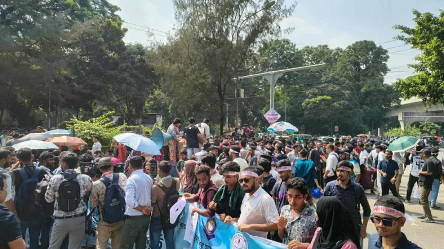 Students of seven colleges stage sit-in in front of Shikkha Bhaban The sit-in has blocked traffic on the road from the Shikkha Bhaban towards the Secretariat