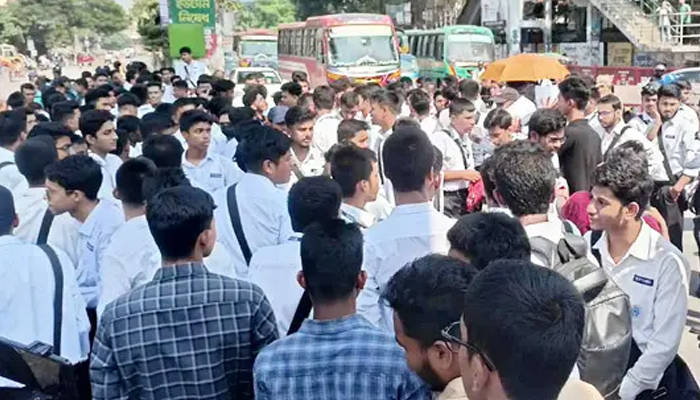 ঢাকা কলেজ শিক্ষার্থীদের সায়েন্সল্যাব মোড় অবরোধ