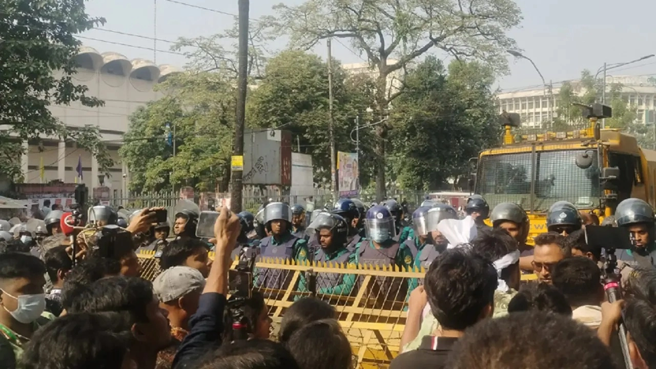 ৪৭তম বিসিএস লিখিত পরীক্ষার সময়সূচি পুনঃনির্ধারণের দাবিতে শিক্ষার্থীদের পদযাত্রা থামলো শাহবাগে