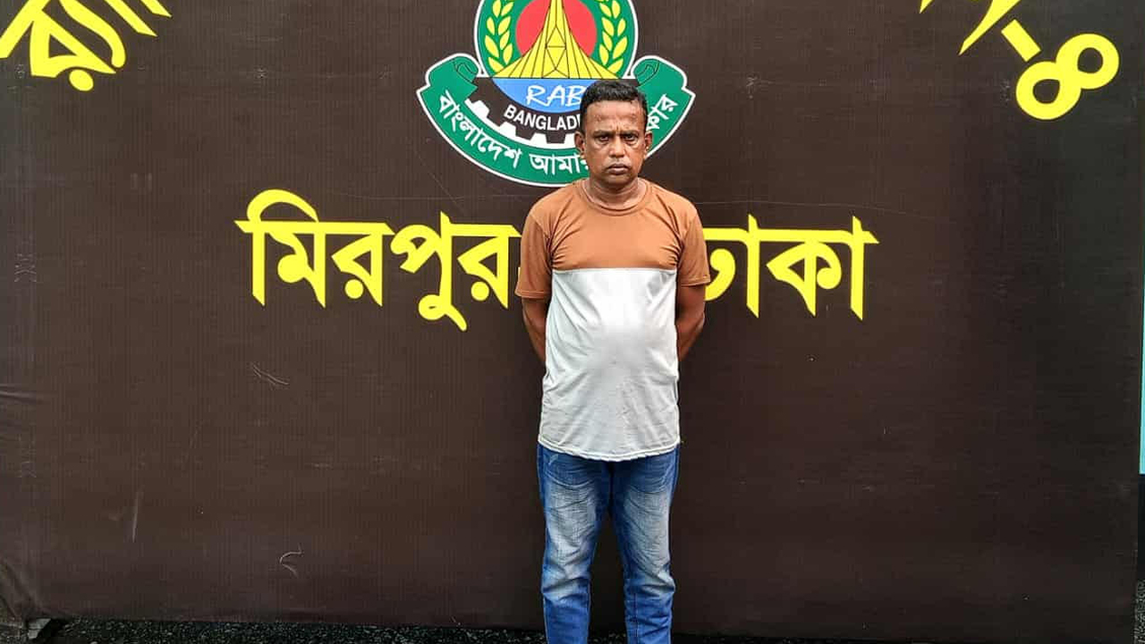 মোহাম্মদপুরে বাসে তরুণীকে হেনস্তা: চালকের সহকারী গ্রেপ্তার