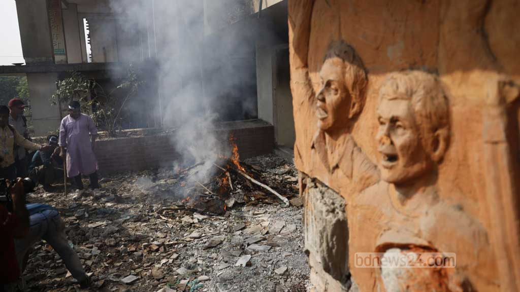 গুলিস্তানে আওয়ামী লীগ অফিসে ভাঙচুর, আগুন