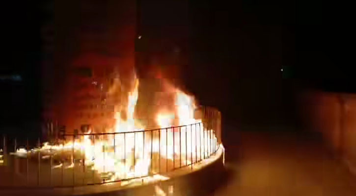 বরগুনার জুলাই শহীদ স্মৃতিস্তম্ভে পেট্রল বোমা নিক্ষেপ, ভিডিও ভাইরাল