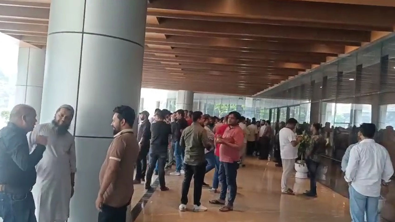 বিটিআরসির খসড়া নীতিমালা সংশোধনের দাবিতে ইন্টারনেট ব্যবসায়ীদের অবস্থান কর্মসূচি