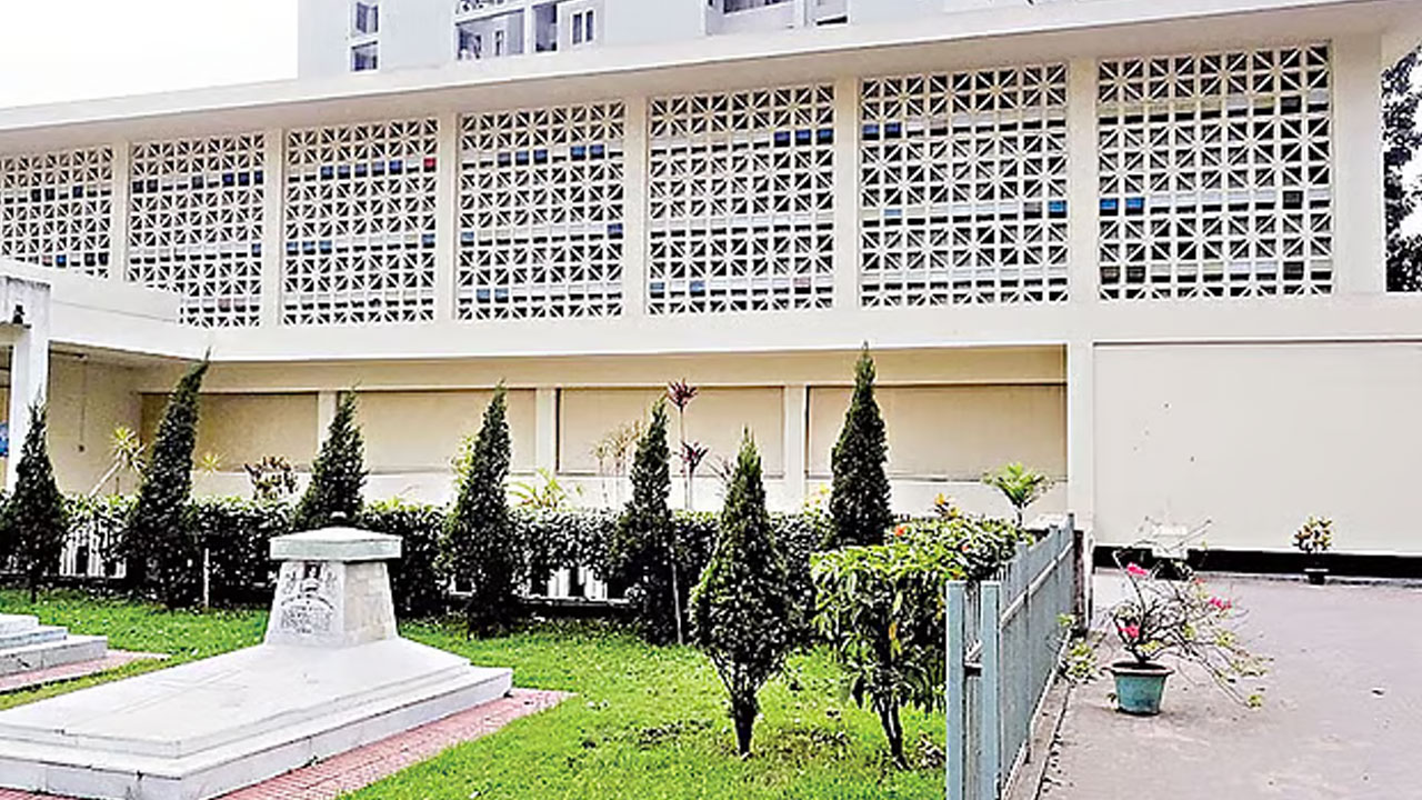 রমনায় সেন্ট মেরি’স ক্যাথেড্রাল চার্চে ককটেল হামলা