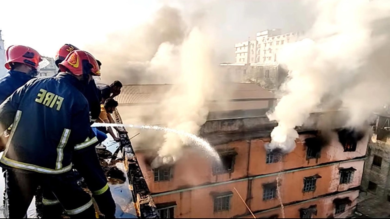 চট্টগ্রামের কদলতলী এলাকার বাণিজ্যিক ভবনেগোডাউনের আগুন নিয়ন্ত্রণে