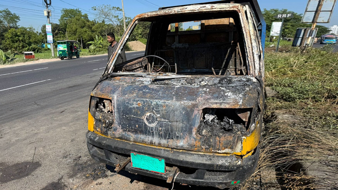 চৌদ্দগ্রামে দাঁড়িয়ে থাকা পিকআপ ভ্যানে আগুন লাগিয়ে পুড়িয়ে দিল দুর্বৃত্তরা