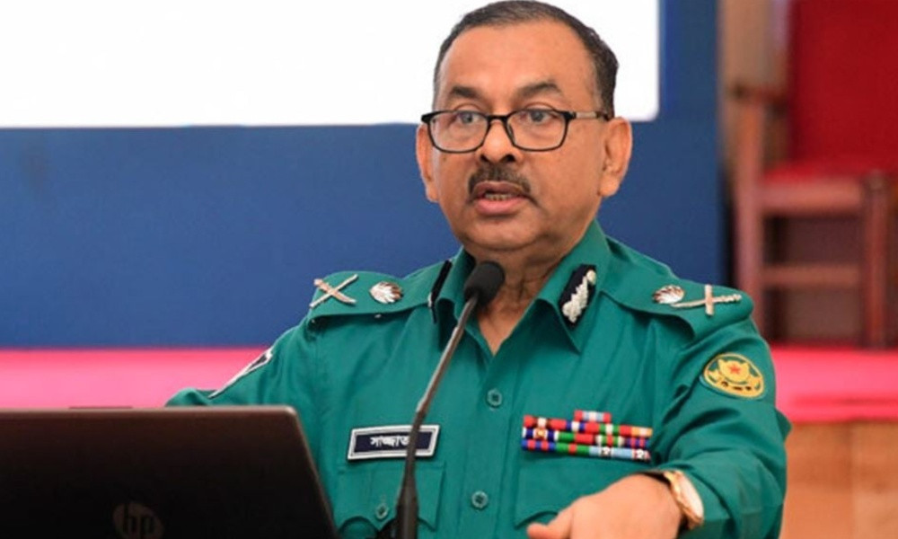 গাড়িতে আগুন ও ককটেল নিক্ষেপকারীকে গুলির নির্দেশ ডিএমপি কমিশনারের