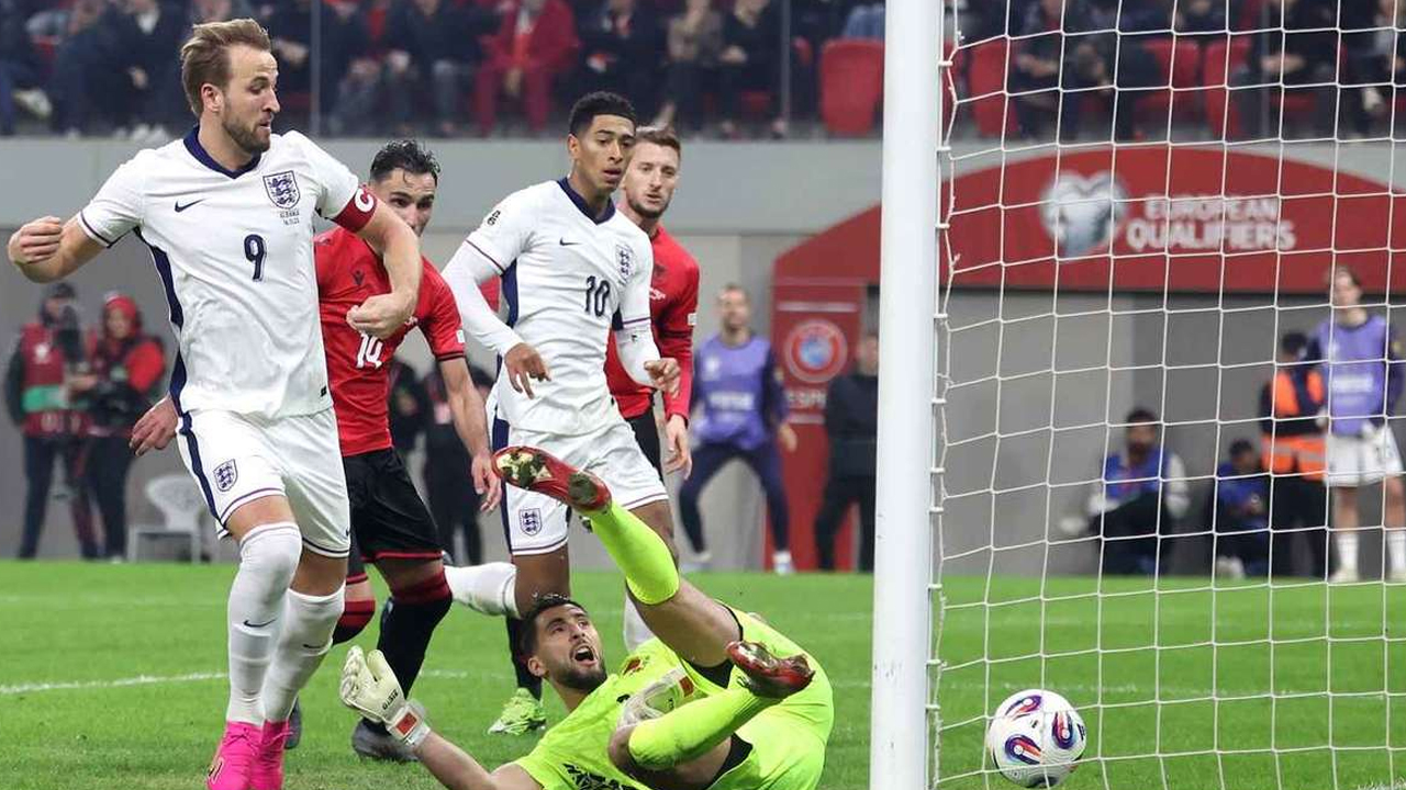 গোলপোস্ট অক্ষত রেখে ইংল্যান্ডের আটে ৮