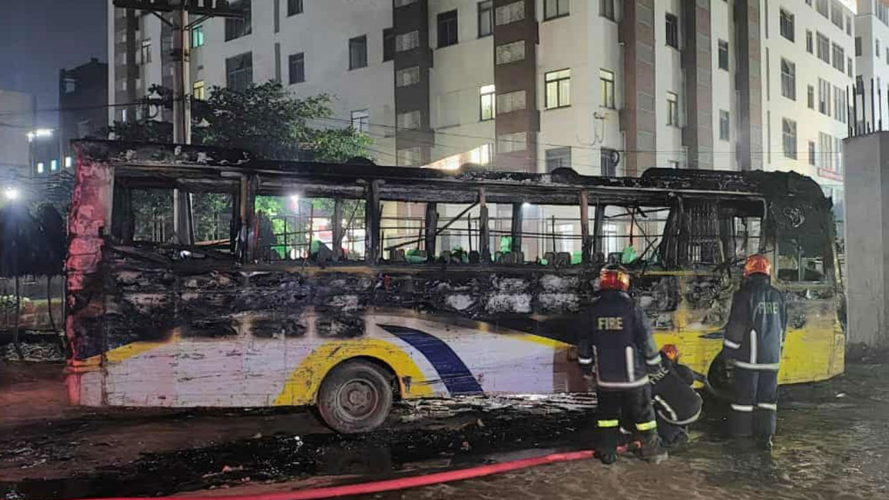 আশুলিয়ায় দুর্বৃত্তদের আগুনে পুড়ল পার্কিং করা বাস