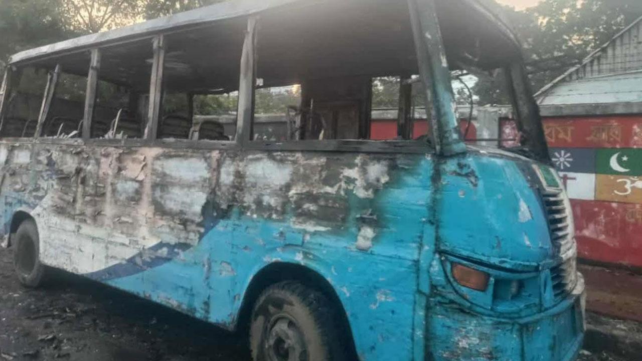 নারায়ণগঞ্জে মিনিবাসে আগুন: যান্ত্রিক ত্রুটি বা পরিকল্পিত কি?