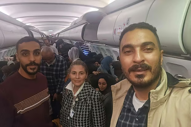 গাজা থেকে ফিলিস্তিনিদের অনিয়মিত ফ্লাইটে স্থানান্তর: দক্ষিণ আফ্রিকায় অবতরণে উত্তেজনা