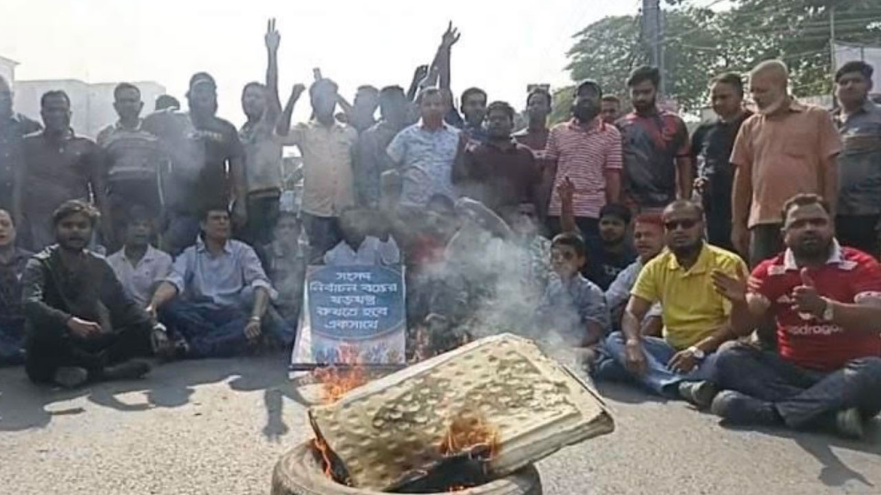 মহাসড়কে টায়ার জ্বালিয়ে বিএনপির নেতাকর্মীদের বিক্ষোভ