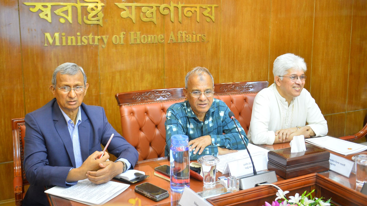 সাবেক প্রধানমন্ত্রী শেখ হাসিনার রায় ঘিরে অস্থিরতার শঙ্কা নেই: স্বরাষ্ট্র উপদেষ্টা