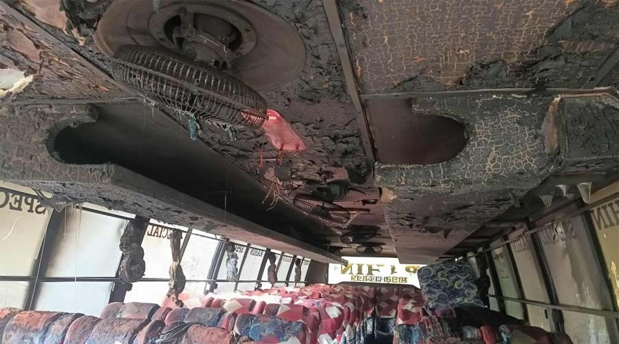 যশোরে পার্কিং করা বাসে আগুন, বস্তিবাসীরা সাড়ে ২০ মিনিটে নিয়ন্ত্রণে আনে