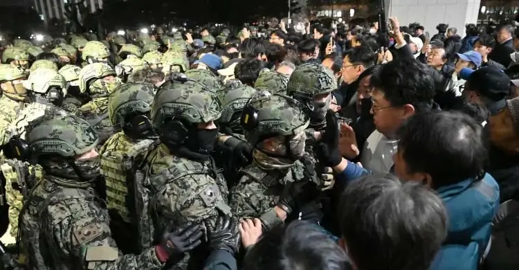 দক্ষিণ কোরিয়ায় সামরিক আইন ঘটনার মামলায় সাবেক প্রধানমন্ত্রী ও গোয়েন্দা প্রধান গ্রেফতার