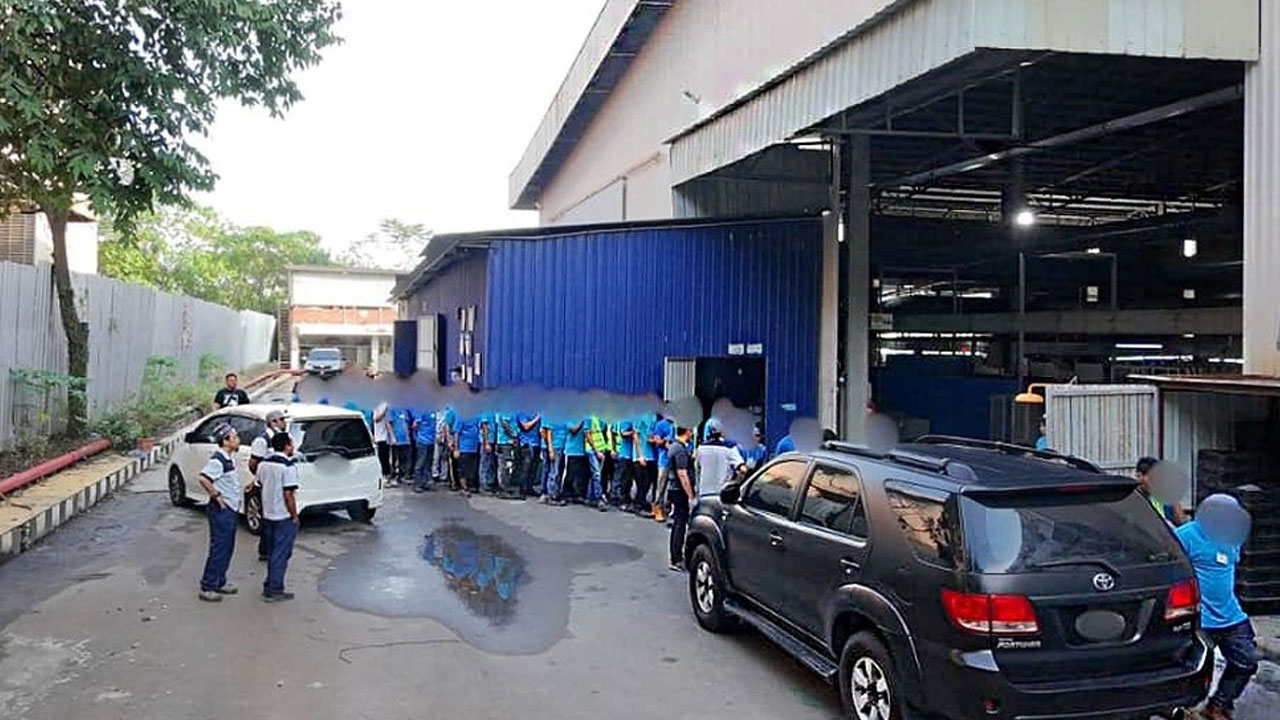 নিলাইয়ে ব্যাটারি কারখানায় অভিযান: ১৮৪ জন অবৈধ অভিবাসী আটক