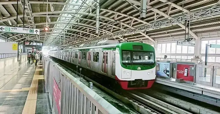 মেট্রোরেল লাইনে ড্রোন পড়ায় সাময়িকভাবে চলাচল বিঘ্নিত