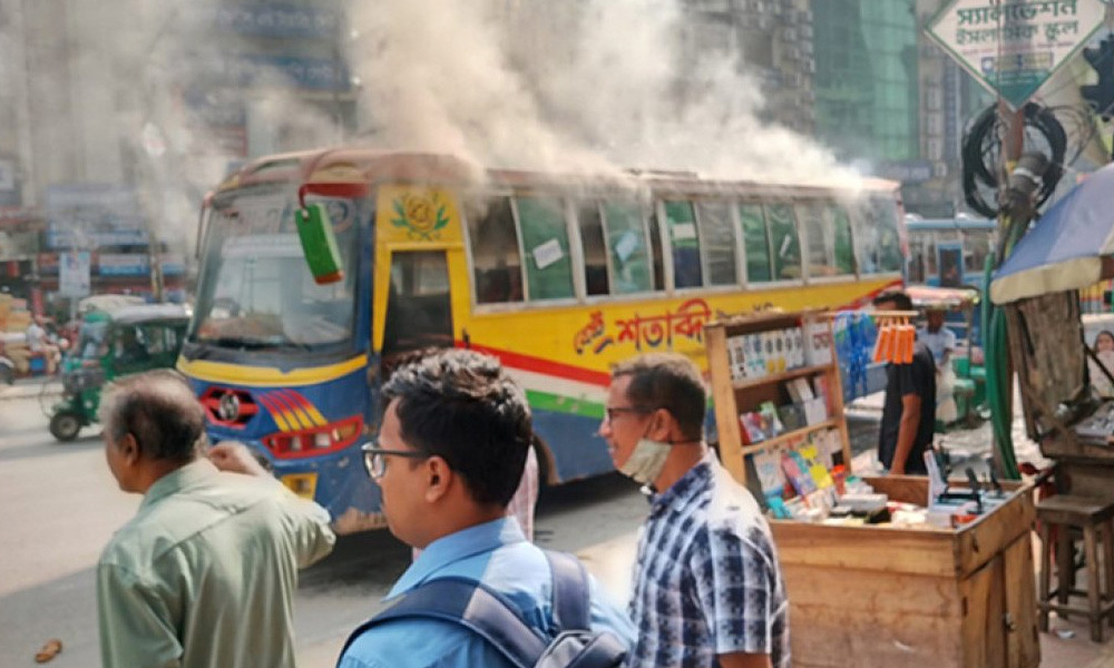 মিরপুরে বাসে আগুন: ফায়ার সার্ভিস দ্রুত আগুন নিয়ন্ত্রণে আনে