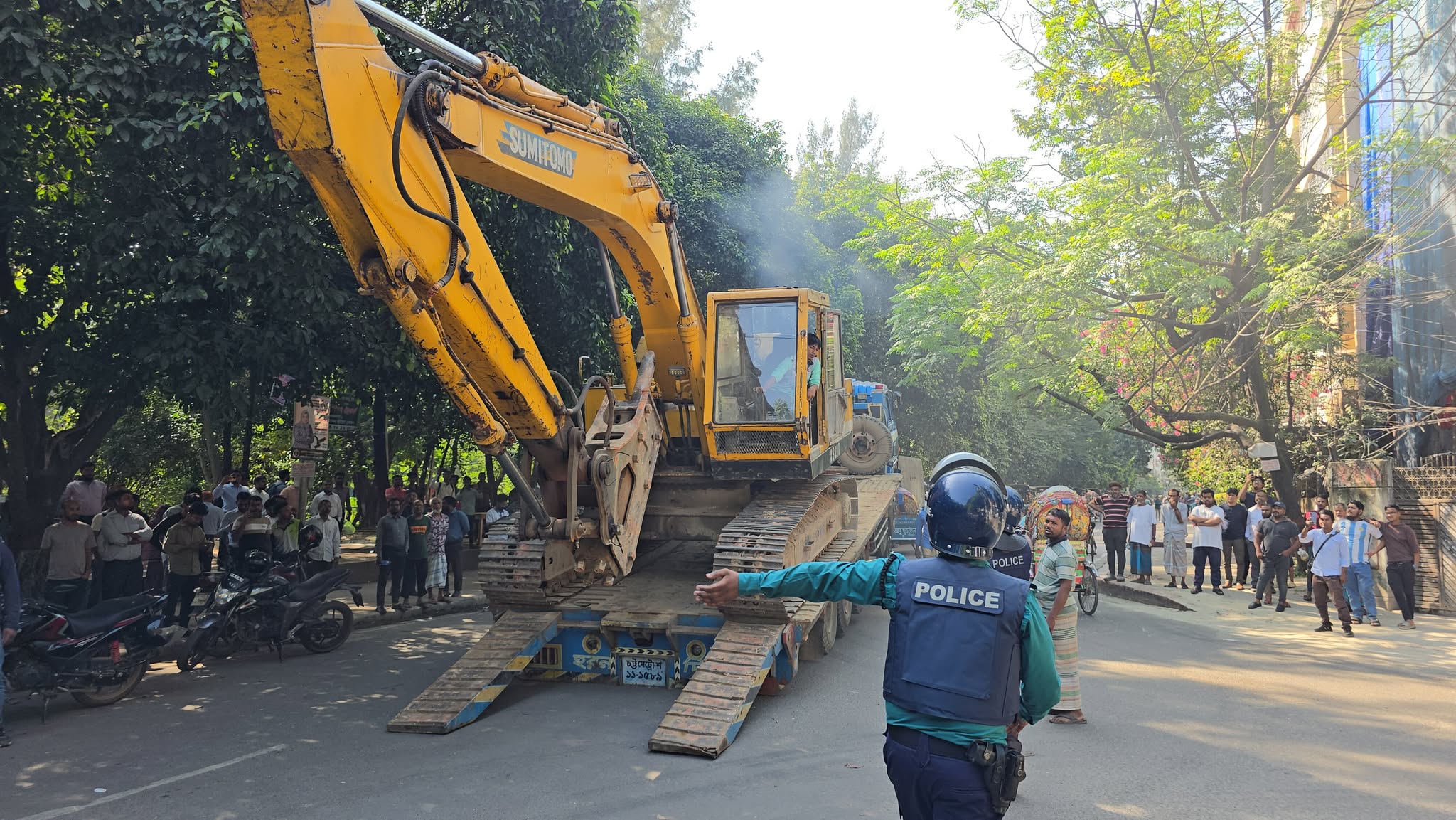 ChatGPT said:ধানমন্ডি ৩২ নম্বরে শেখ মুজিবুর রহমানের বাড়ি গুঁড়িয়ে দেয়ার চেষ্টা, পুলিশের বাধা