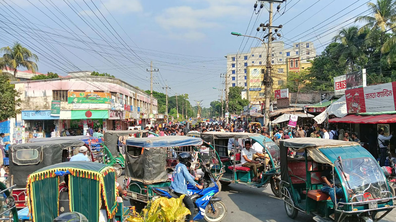 রাবি শিক্ষার্থীদের ওপর হামলার প্রতিবাদে রাজশাহী-নাটোর মহাসড়ক অবরোধ