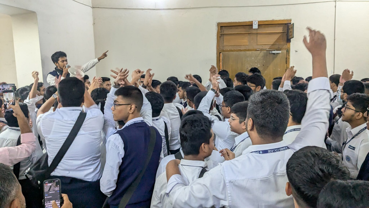 ঢাকা কলেজ শিক্ষার্থীরা নতুন স্কুলিং কাঠামোতে অন্তর্ভুক্তির প্রতিবাদে বিক্ষোভ