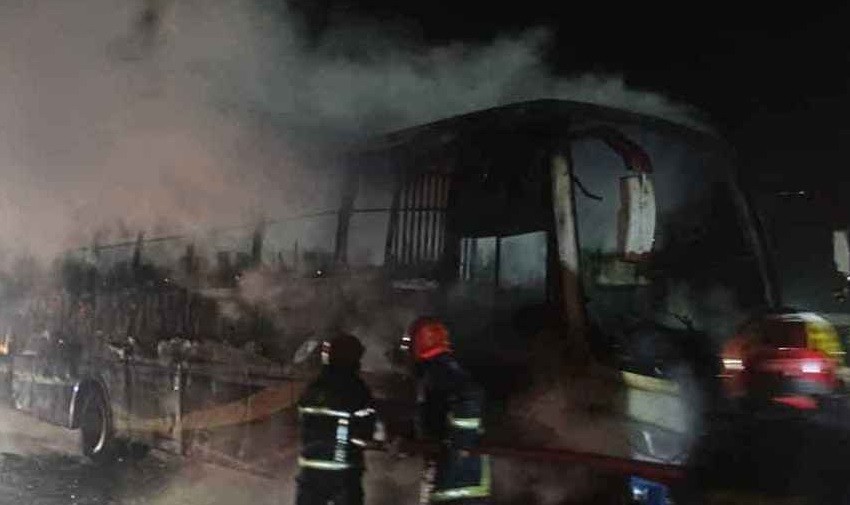 যাত্রীবাহী বাসে আগুন ধরিয়ে দিলো দুর্বৃত্তরা, প্রাণে বাঁচলেন যাত্রীরা
