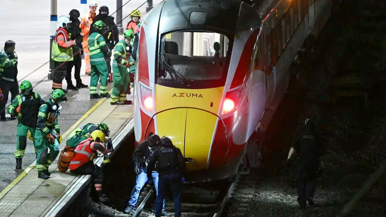 যুক্তরাজ্যে ট্রেনে ভয়াবহ ছুরি হামলা: ৯ গুরুতর আহত, ২ গ্রেপ্তার