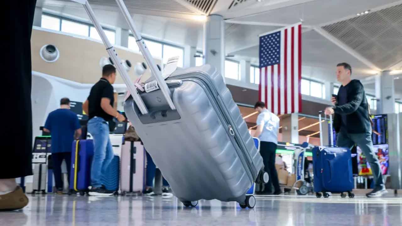 যুক্তরাষ্ট্রে দীর্ঘতম সরকারি অচলাবস্থায় বিমানবন্দরে চরম বিশৃঙ্খলা