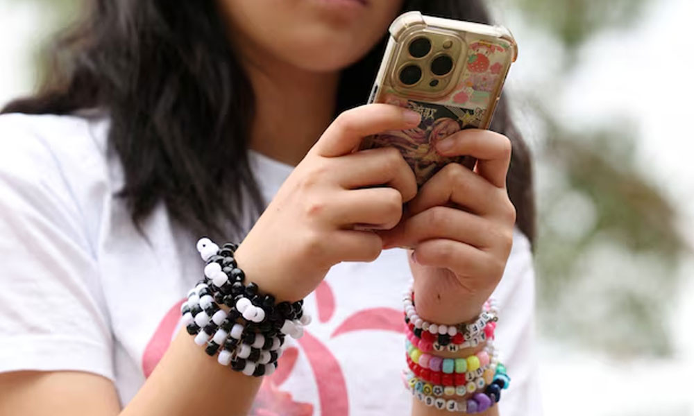 অস্ট্রেলিয়ায় ১৬ বছরের কম বয়সীদের সোশ্যাল মিডিয়া ব্যবহার নিষিদ্ধ