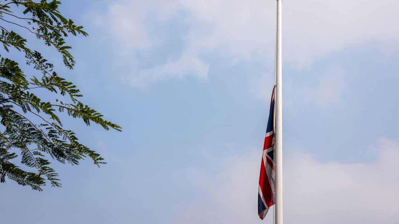 ব্রিটিশ হাইকমিশনে খালেদা জিয়ার সম্মানে পতাকা অর্ধনমিত