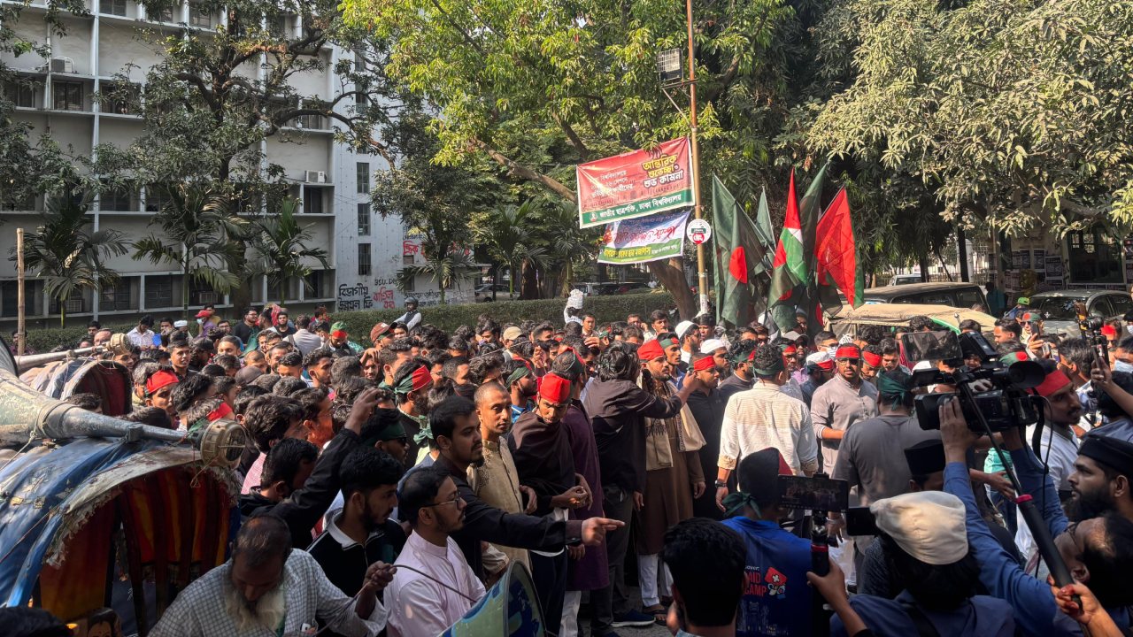 হাদির ওপর হামলার প্রতিবাদে স্বরাষ্ট্র উপদেষ্টার কার্যালয় ঘেরাওয়ের কর্মসূচি শুরু