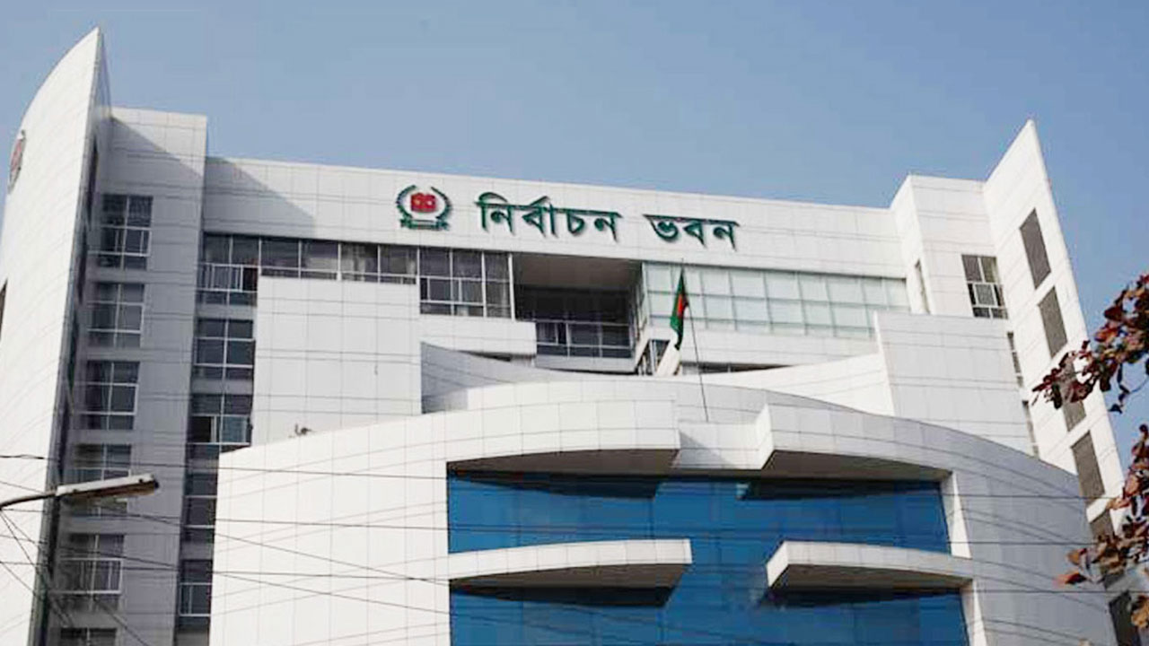 অন্তর্বর্তী সরকারের উপদেষ্টাদের নির্বাচনে অংশগ্রহণে নিষেধাজ্ঞার নির্দেশনা স্পষ্ট করল ইসি