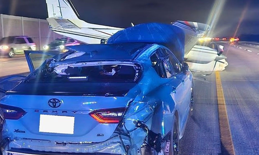 বিমান ত্রুটিতে ফ্লোরিডার মহাসড়কে জরুরি অবতরণ, গাড়ির ওপর পড়ে আহত চালক