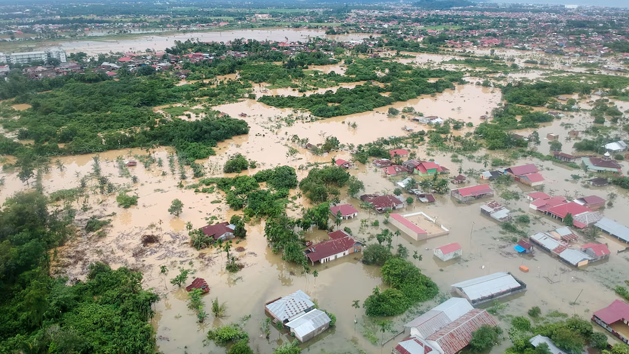 ইন্দোনেশিয়ায় বন্যা ও ভূমিধসে ৯১৬ জনের মৃত্যু, ২৭৪ জন নিখোঁজ