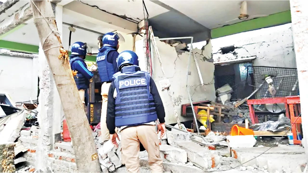 কেরানীগঞ্জে মাদ্রাসা ভবনে বিস্ফোরণ: নাশকতার প্রস্তুতির অভিযোগ, তিনজন গ্রেপ্তার, মূল অভিযুক্ত পলাতক