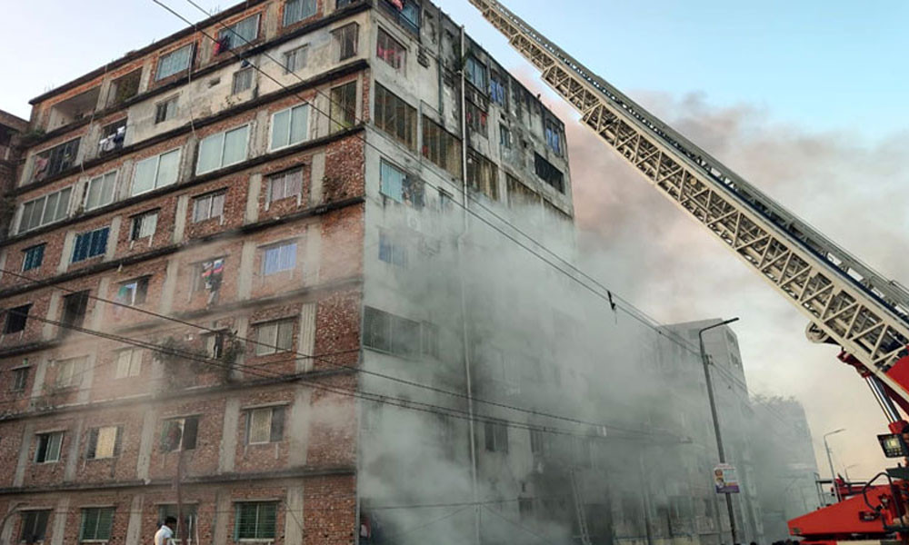 কেরানীগঞ্জের বাবু বাজারে ১২তলা ভবনে অগ্নিকাণ্ড, নিয়ন্ত্রণে কাজ করছে ফায়ার সার্ভিসের ১২ ইউনিট
