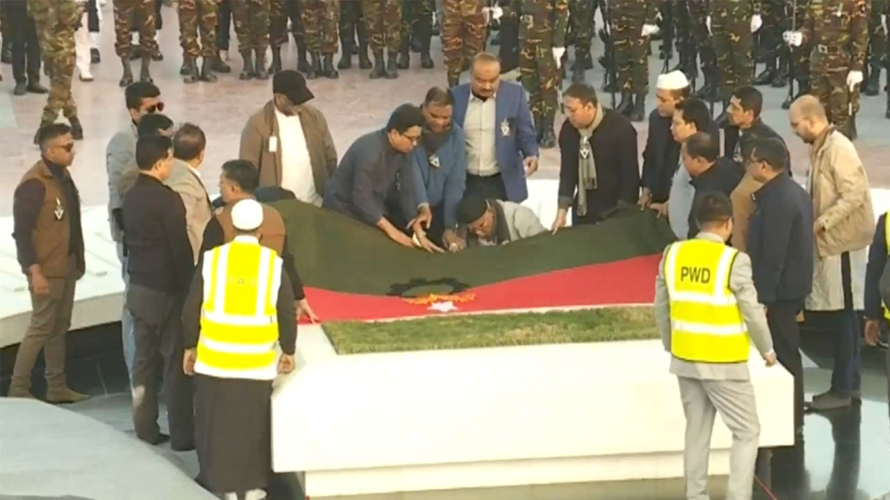 বেগম খালেদা জিয়াকে জিয়া উদ্যানে রাষ্ট্রীয় মর্যাদায় দাফন