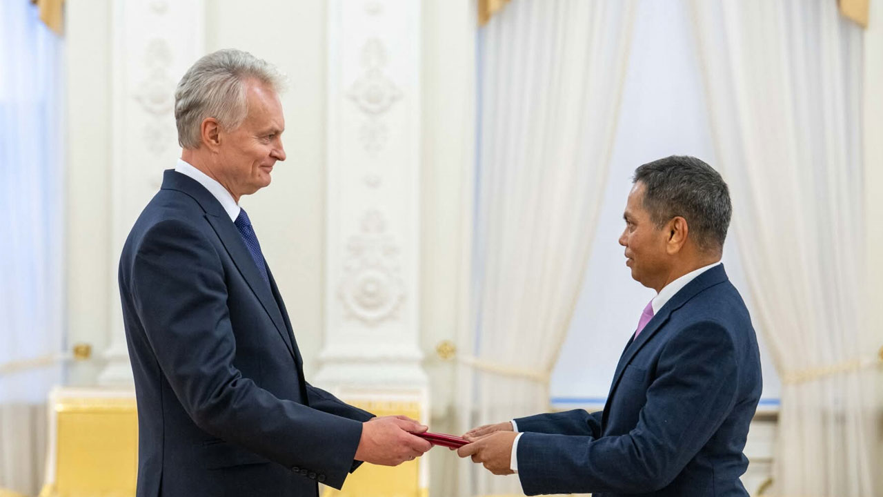 পোল্যান্ডে বাংলাদেশের রাষ্ট্রদূতের পরিচয়পত্র লিথুয়ানিয়া রাষ্ট্রপতির নিকট পেশ