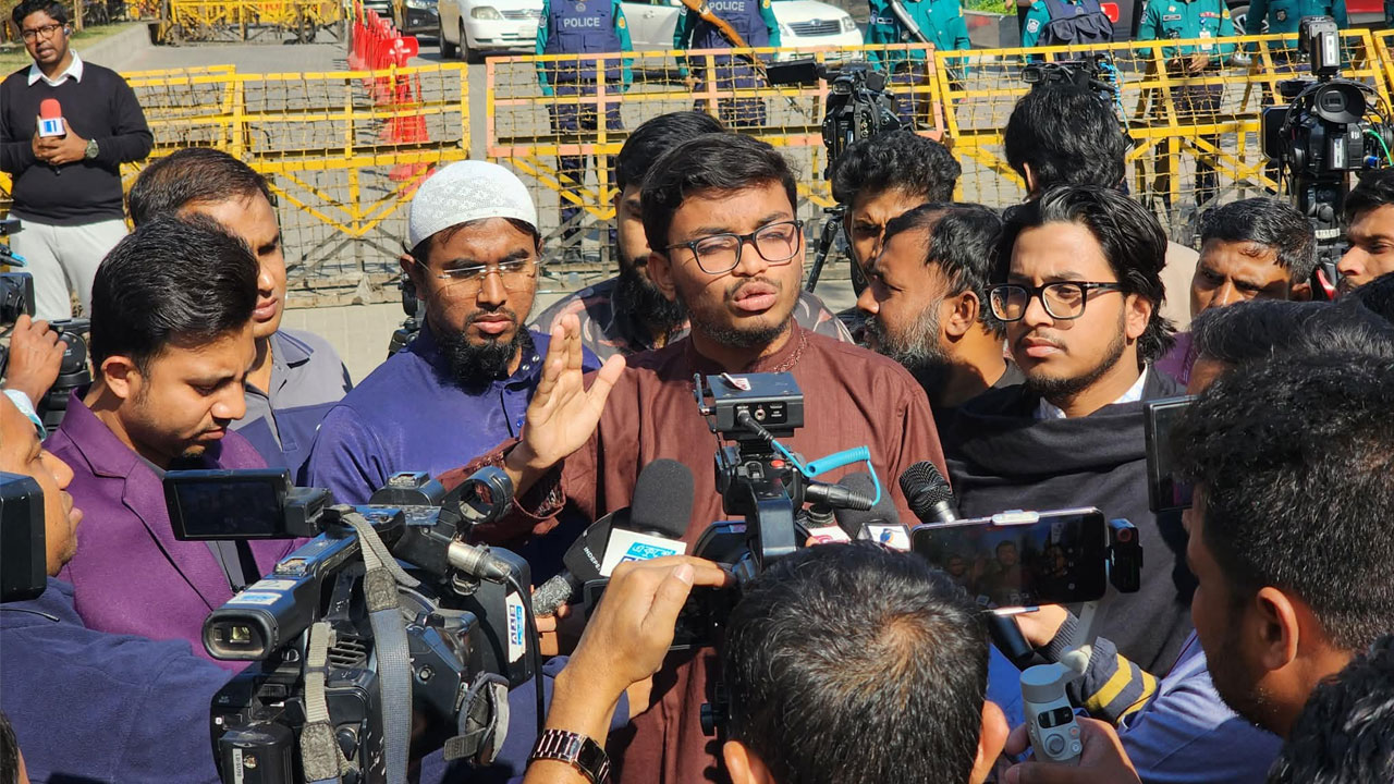 শরিফ ওসমান হাদির ওপর হামলার ঘটনায় জড়িতদের গ্রেপ্তারের দাবি, স্বরাষ্ট্র উপদেষ্টার পদত্যাগ চায় ইনকিলাব মঞ্চ