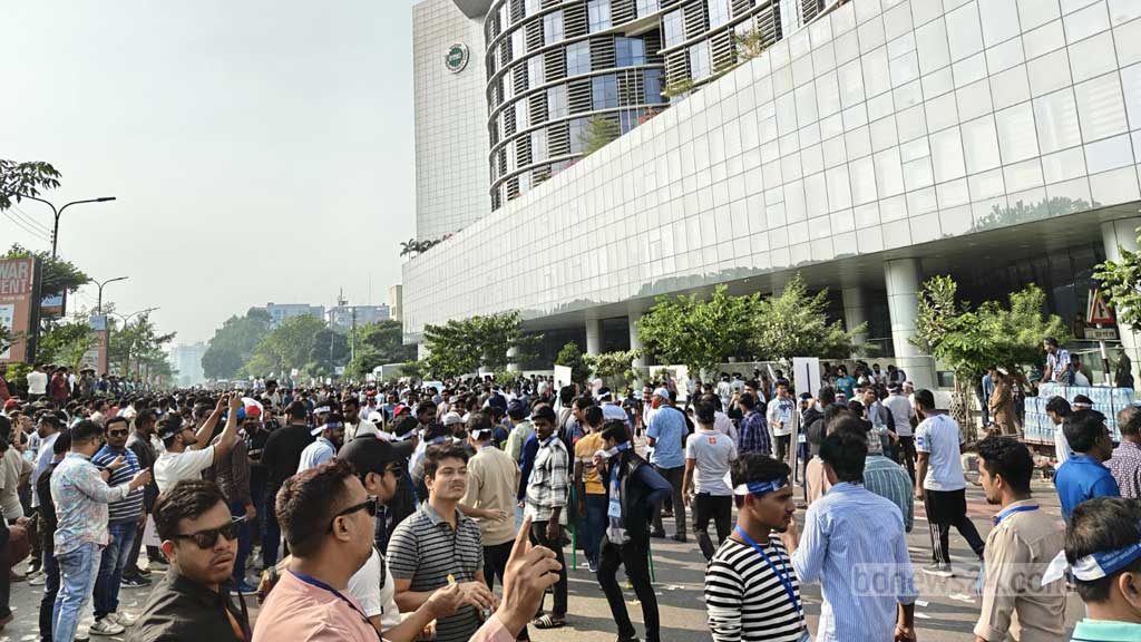 ঢাকায় বিটিআরসির সামনে মোবাইল ব্যবসায়ীদের বিক্ষোভে যানজট