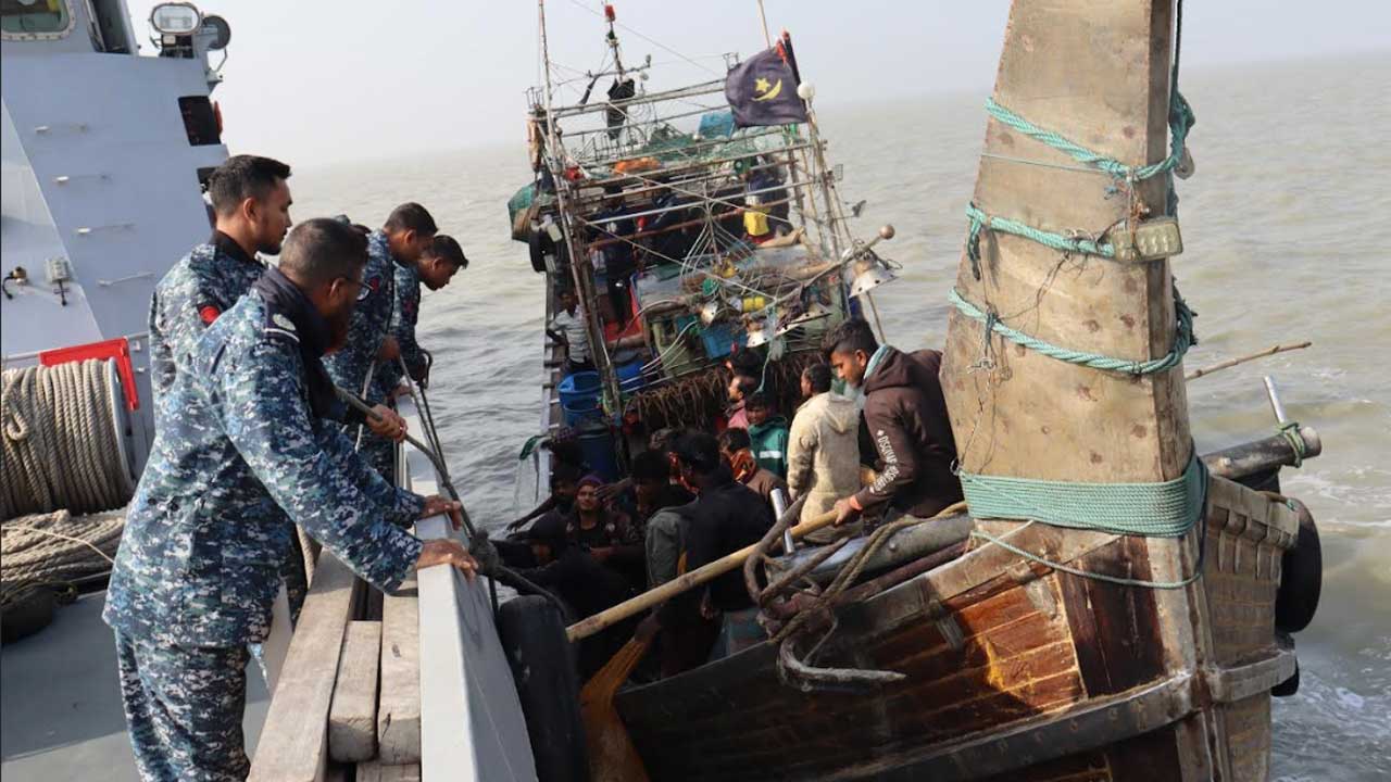 শুল্ক ফাঁকি দিয়ে মিয়ানমারে পাচারকালে নৌবাহিনীর হাতে আটক ১১ পাচারকারী