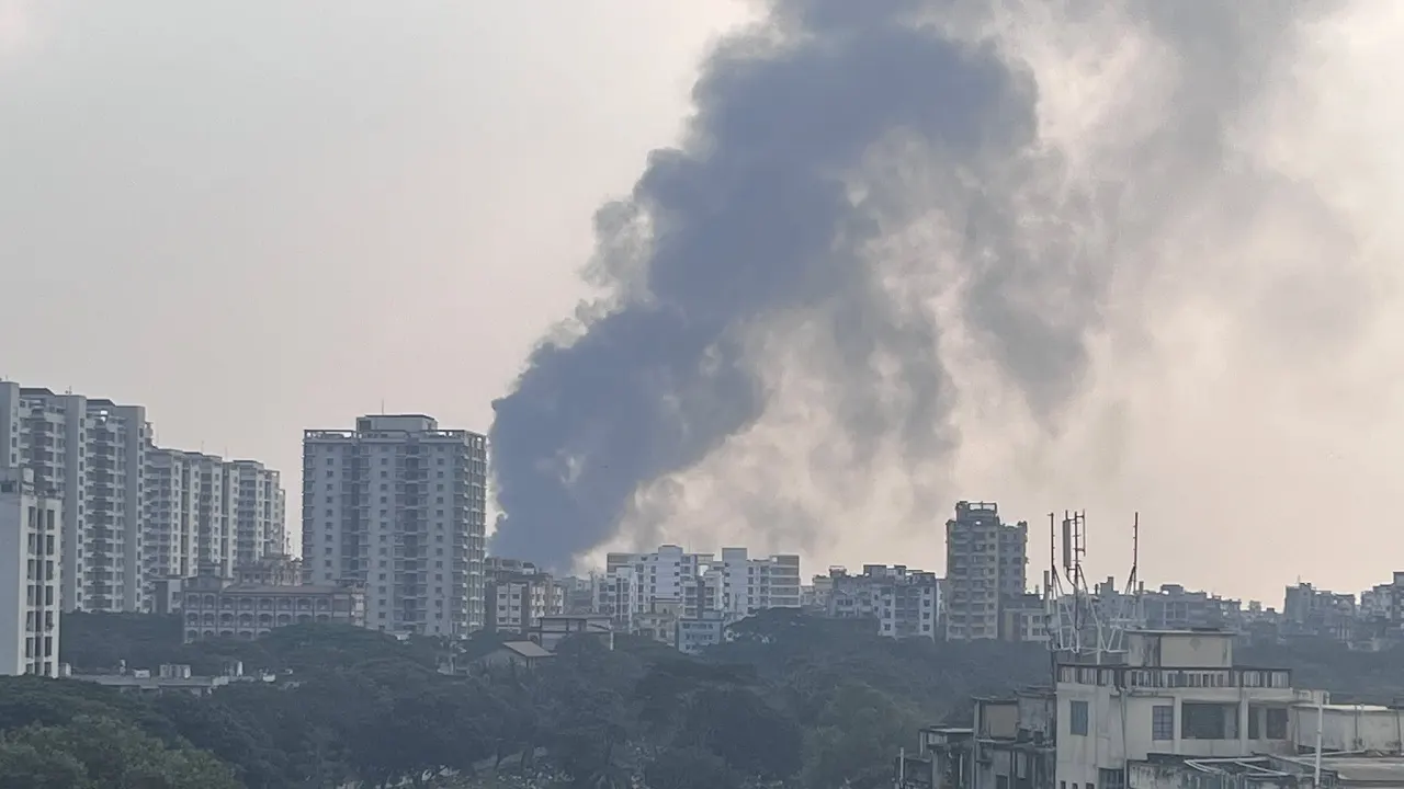 পুরান ঢাকার ইসলামবাগে প্লাস্টিক কারখানায় ভয়াবহ অগ্নিকাণ্ড