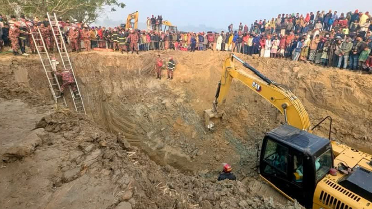 ১৫০ থেকে ২০০ ফুট নলকূপের গর্তে আটকে দুই বছরের শিশু, ফায়ার সার্ভিস পৌঁছেছে ৩০ ফুট